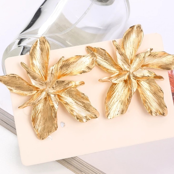 *Monica* Gold Flower Earrings - Picture 4 of 4